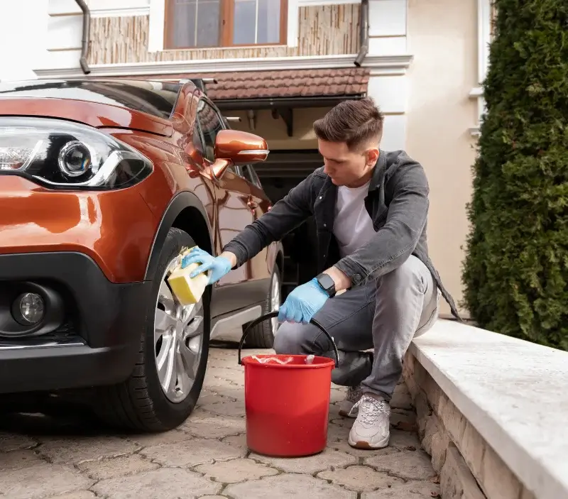 Lavage auto à domicile Saint-Hilaire-les-Andrésis : professionnel intervenant sur un véhicule
